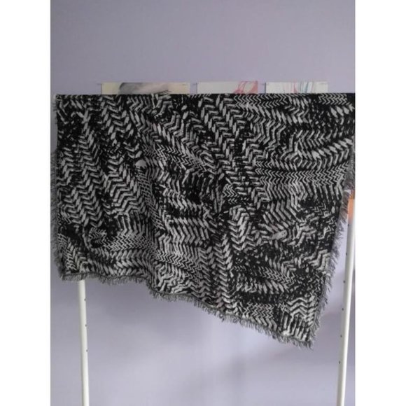 Accessories - ~FREE WITH PURCHASE~ NWT! LOF Black & White Scarf
